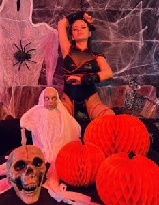 kassandra_james👑 “Kitana never loses… especially when she looks at you like that 💋”图片 7