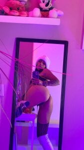 Do you like this pose or would you prefer a more daring one? 😈🔥 de Valkiria_ponce  photos