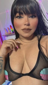 kelly_bents1 A BIT OF EVERYTHING Poză