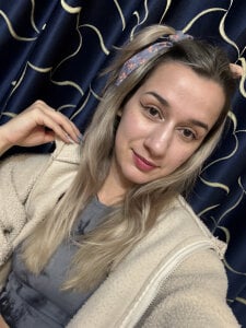 MaryBennetts Tits hide beating under thin skin Foto 4