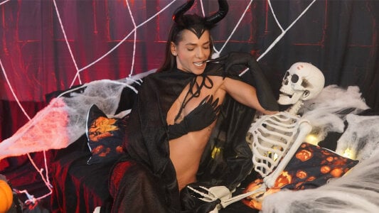 PlayfulShow Dark, mysterious, and dangerously irresistible 🕷️ Pic 4