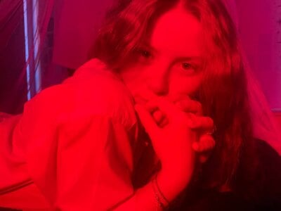 What do you see in my eyes?👀🔥 de foxy_tease_  4 photos