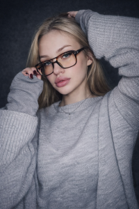 Emma-Noir Public Poză 3