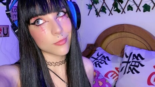 StrangeDesire girl who loves video games Pic 3