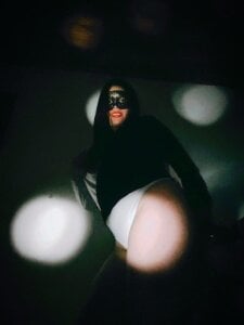 Mysterius_Woman Public Pic 6