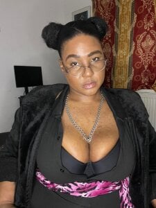 Curvy-Sashia Looking lush Pic 3