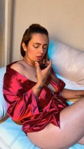 HAVE A DRINK WITH ME, IT WILL BECOME FUN🍷🥵 de Anna_Rayy  5 fotos