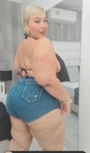 LeahMillerr BBW body, tight jean shorts🍑 Pic 3