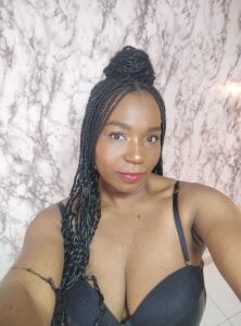 Tyra_Fox01 Public Pic 3