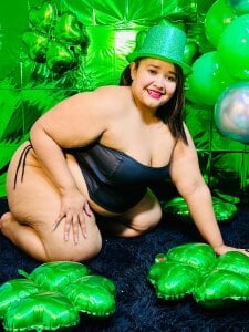 💚🍀😈 A little Irish magic… a little mischief… and a lot of me. od bustyy_juicyrx  5 snímek