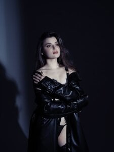 AlyaMiller In a black coat Billede 4