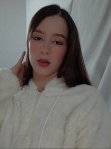 ElyraBloom kullanıcısının Good morning, handsome ☀️💋 I’m live from 8:30 a.m. to 3:30 p.m., ready to whisper soft temptations albümü -  2 fotoğraf