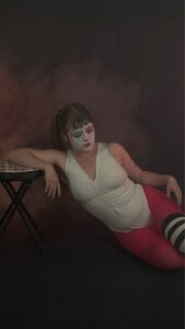 Clown face de NEXT_DOOR_GIRL_  3 Imagens