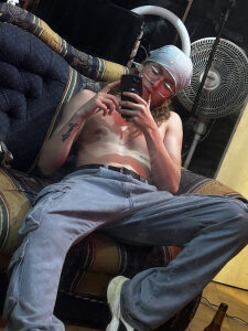 Bookjinn Jinn with his cigarette Poză