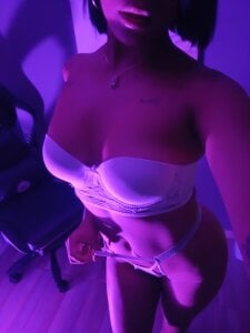 charlotte_mitchell_ Public Pic 6