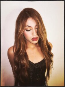 Zdjęcia clara_evanss_s Here is this cute girl with red lips:  4