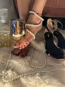 Luna18Pink Wet and suck my feet 👣💧👅 Pic 3