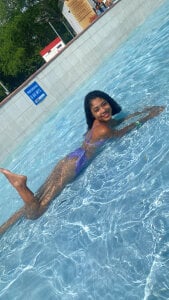 charlotteone My body in the pool 🥵🥵🥵🦋 Fotografie 8