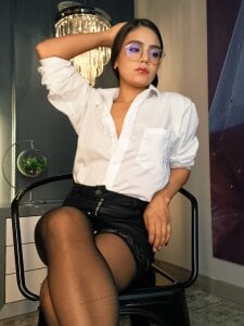 IvyEllis My boss told me that he saw me a little naughty today in the office, what do you think? 😎😎😎😎 Immagine  2