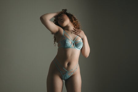 AmbarClarck sexy allison woman with beautiful curls Foto 6