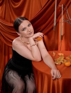 LessySmith Glamor style Pic 4