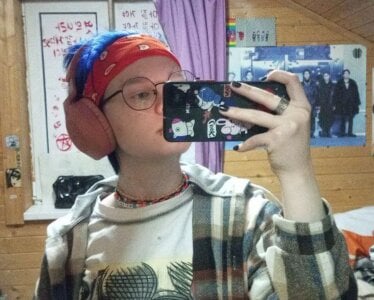 CurlaPettyBom what kind of music do you like to listen to? รูป  4