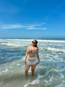 Cloee_Rainbow1 The beach looks great on me 😎🏖🥵💖 Immagine  2