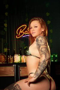 amber_ryan🍀They say touching a four-leaf clover brings good luck... Want to give it a try?🍀图片 5