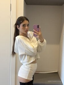 LauraHansil Flashed her black stockings a little💕😊 Pic