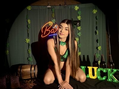 Antonella_west 🍀 They say touching a four-leaf clover brings good luck... Want to give it a try?🍀 Gambar 6