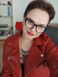 KamillaJei red leather jacket 사진