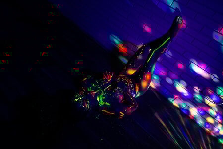 sarah_banks1 neon Hình 6