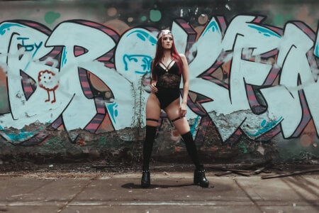 babi_valebetween broken walls and strong curves Bild 8