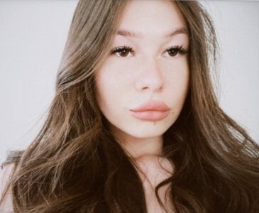 Cammila_Cute Public Pic 3