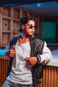 Ancient Lights, Eternal Wishes 💡🕰️ de Ken-boy_  2 photos