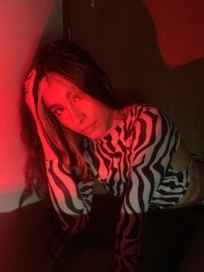 mxli_divine_ Me in red Bilde 5