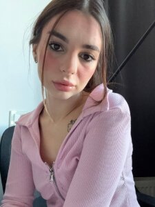 LauraHansil This lavender color makes me so cute🤩🙃 Pic