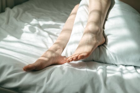 MarySparkleMy feet in the soft sunlight图片 4