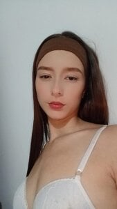 ElyraBloom Hey you… I’m already live and glowing for you ✨ Come see what I’m wearing… or maybe help me take it Foto 3