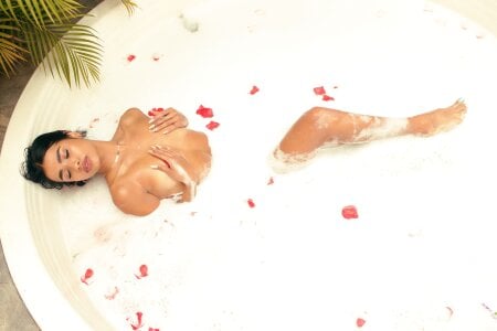 Bella_Smiith_のCome get wet with me.の枚の写真