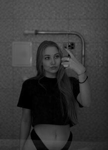 Mia_milleks a hot kiss from Mia Pic 2