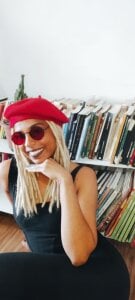 Who is Helenoir? de Helenoir  2 Imagens