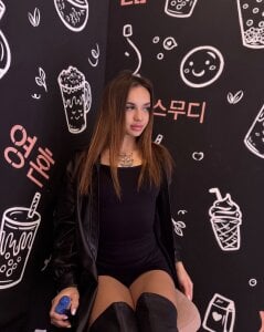 MeantWeek Black outfit, sitting with blue background  2. fénykép