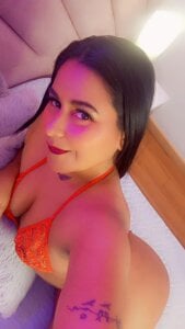 EllieMoret red my fav color Pic 2