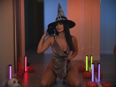 Aisha_Bee Public Pic 3