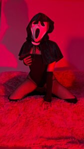 Trick or tease? 🎃 Dare to play with me under the moonlight… 💄🖤 de Alisson_Beckett Foto 5