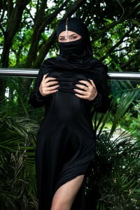 _Nadiaa Black that seduces, mystery that hypnotizes ... do you dare to look more closely? 👀🖤🔥 Gambar 5