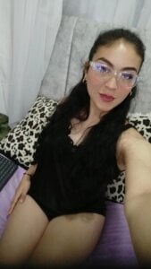 emy_brunette Know me love Pic 2