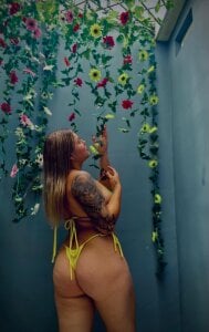 alaia_greyy Let me seduce you with my sexy body👅⛱️ Pic 2