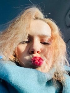 GlitchyDollyOn a walk图片